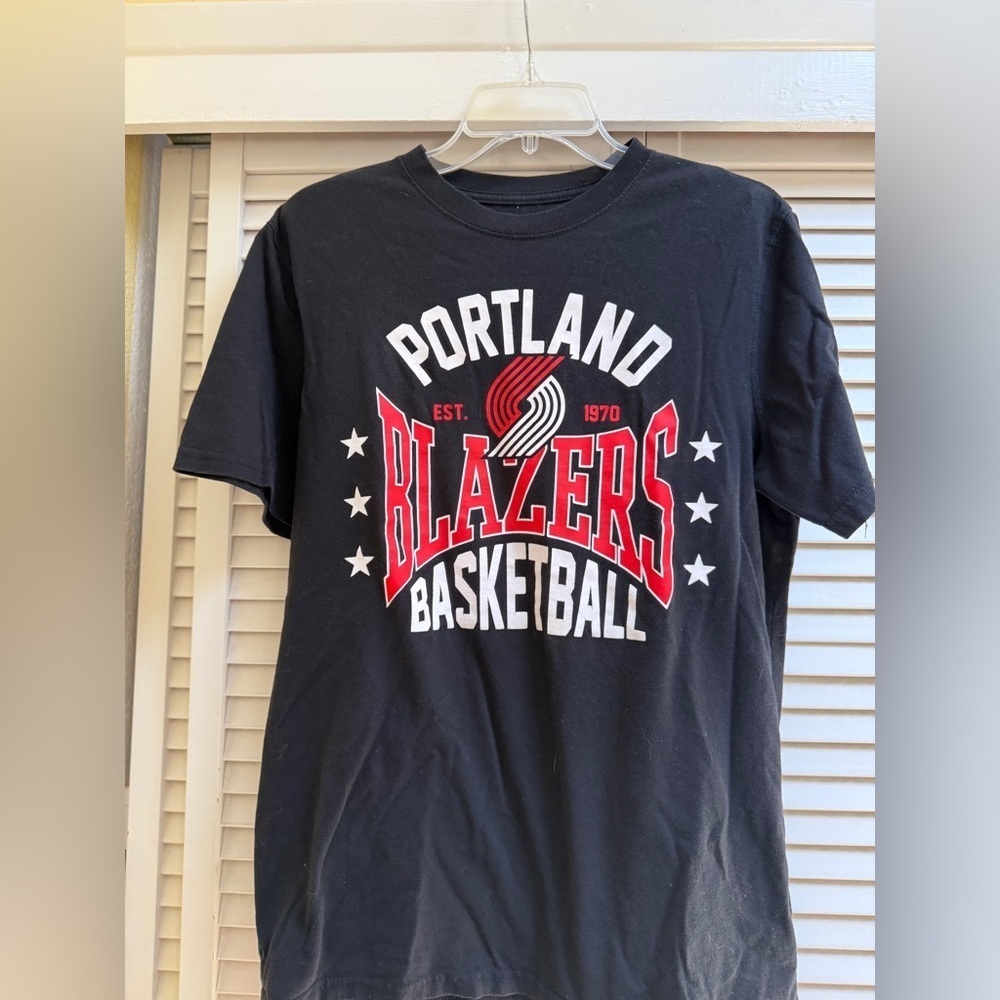 NBA Portland Blazers Black and Red Men’s Sz Small short Sleeved T-Shirt